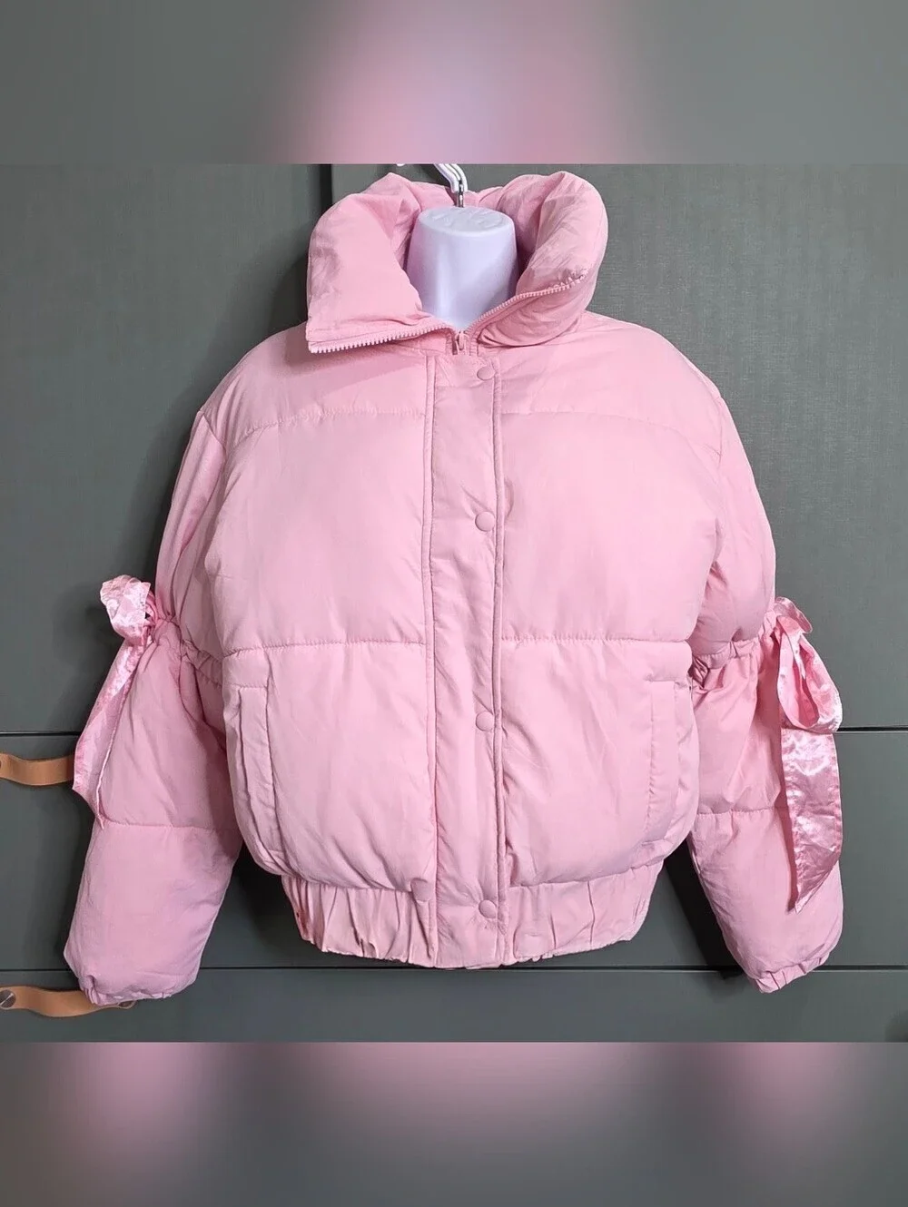 780. Madden Girl Pink Cropped Coquette Bow Puffer Jacket Medium